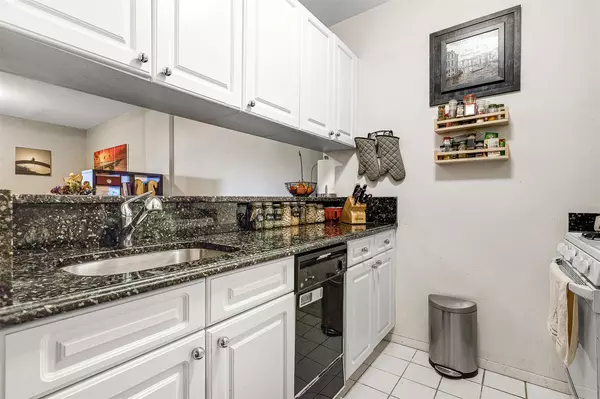 Rego Park, NY 11375,87-30 62nd AVE #202