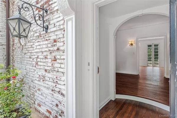 Purchase, NY 10577,6 Loden LN