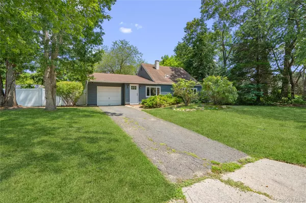 11 Longleaf LN, Medford, NY 11763