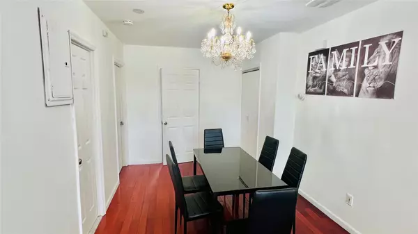 Woodside, NY 11377,70-17 45 AVE #2 Family