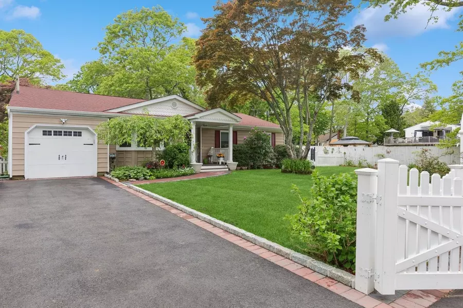 22 Ridge RD, Shirley, NY 11967