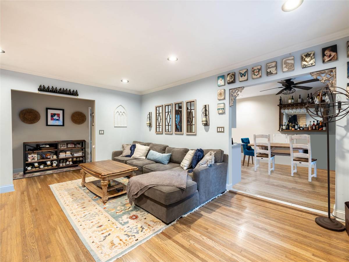 Great Neck, NY 11021,215 Middle Neck RD #15-2A