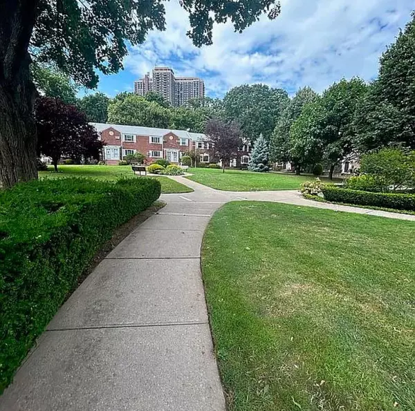 Glen Oaks, NY 11004,264-17 Langston AVE #E-2