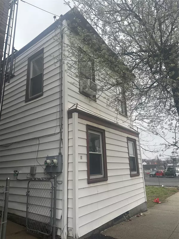 New Rochelle, NY 10805,21 Drake AVE