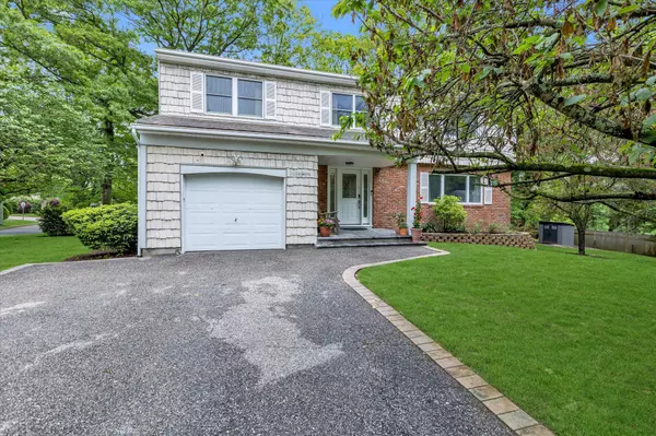 16 Gray AVE, Dix Hills, NY 11746