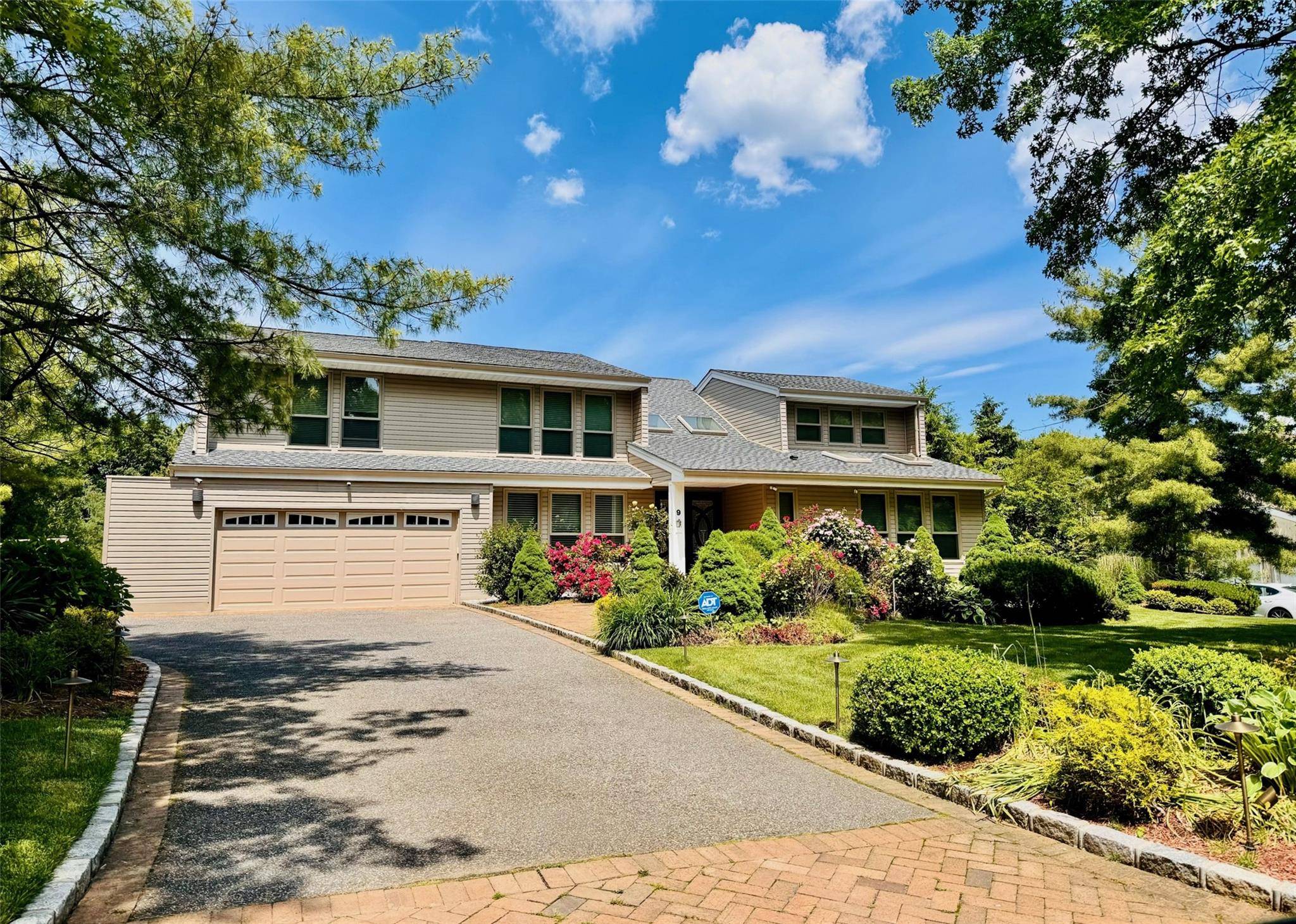 9 Hill & Tree CT, Melville, NY 11747
