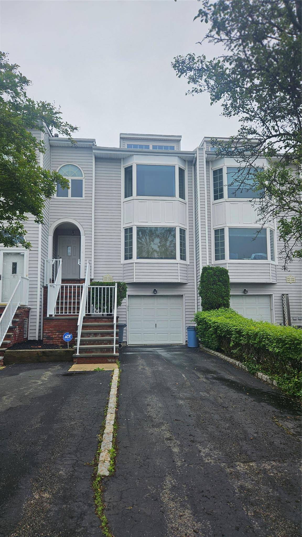 Douglaston, NY 11362,242-12 99A oak park DR