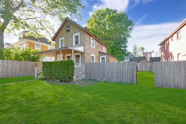 Glen Cove, NY 11542,20 Valentine ST
