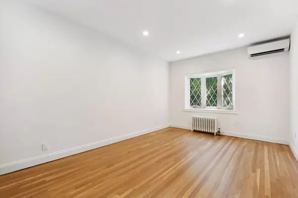 Rego Park, NY 11374,64-23 Alderton ST #PH