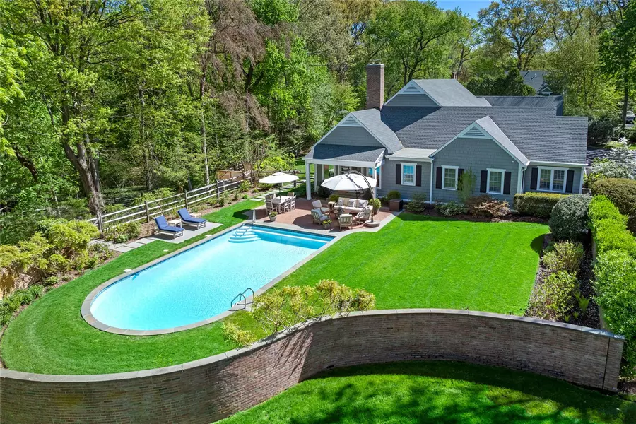 18 Matinecock Farms RD, Glen Cove, NY 11542