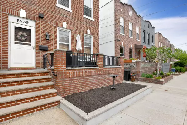 Middle Village, NY 11379,69-59 74th ST