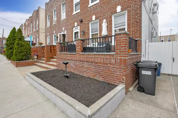 Middle Village, NY 11379,69-59 74th ST