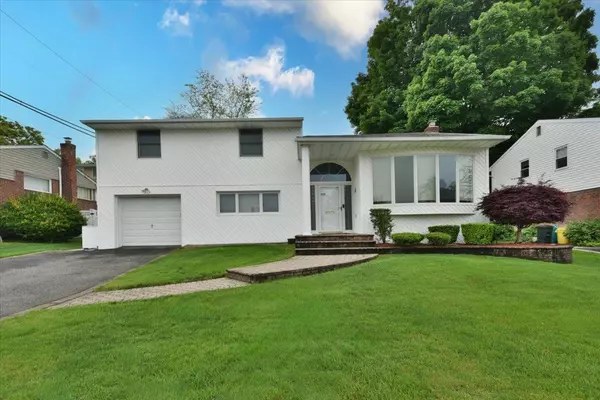 10 Linda Lane, Plainview, NY 11803