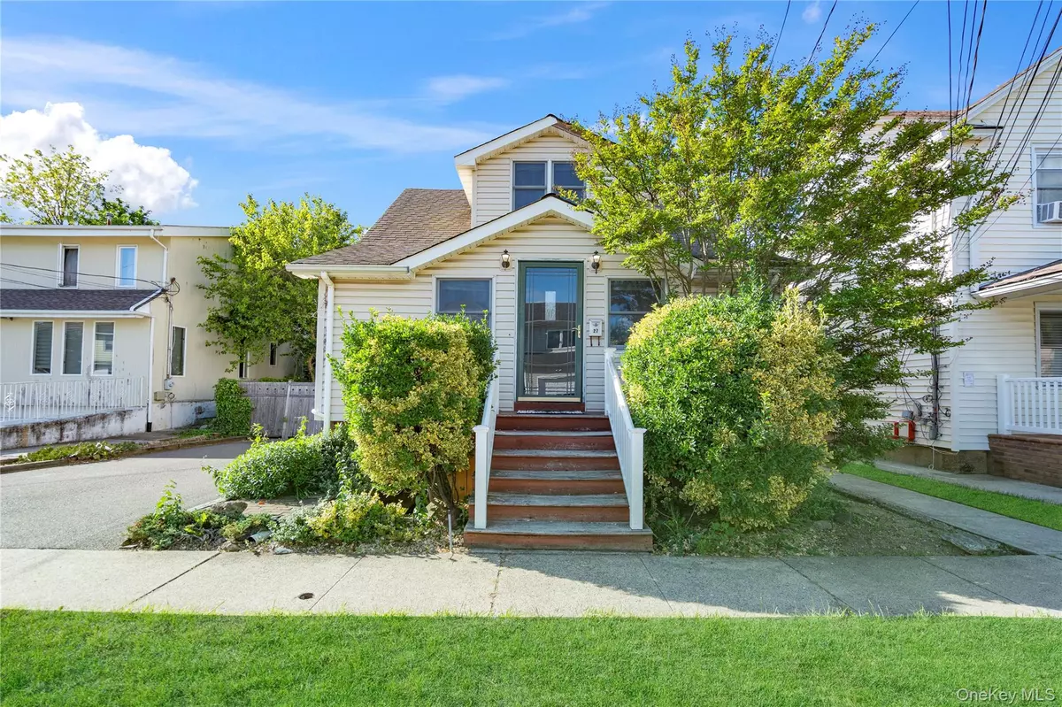 Greenvale, NY 11548,27 Locust ST