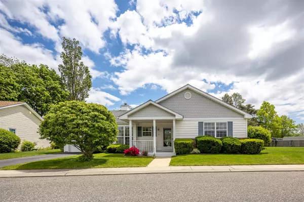 Oakdale, NY 11769,24 Pilar LN