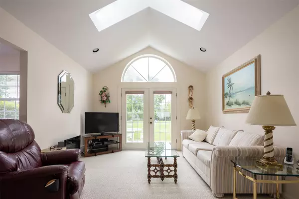 Oakdale, NY 11769,24 Pilar LN