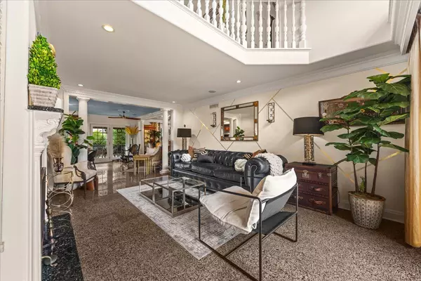 East Rockaway, NY 11518,10 Bulaire RD