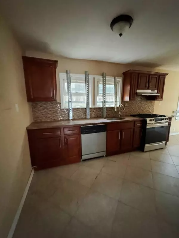 Saint Albans, NY 11412,186-39 Ilion AVE