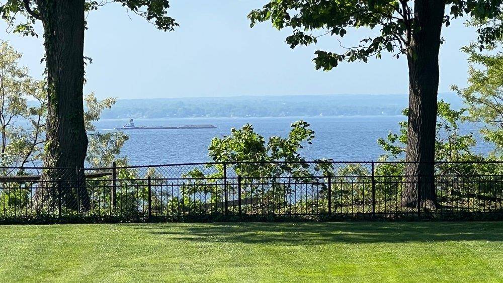 5 Cedar LN, Glen Cove, NY 11542