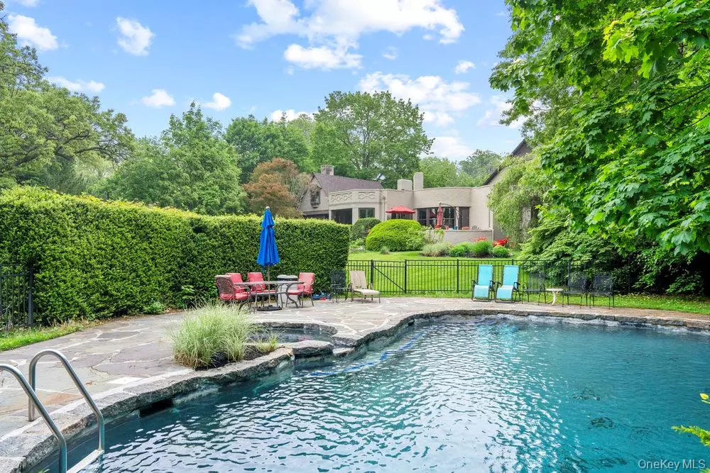 Glen Cove, NY 11542,5 Cedar LN