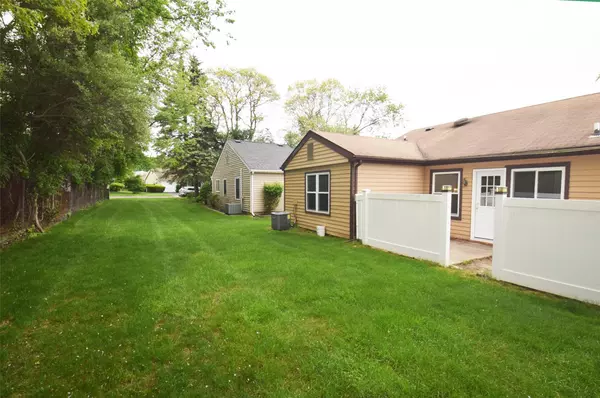 Ridge, NY 11961,407 Belfast LN