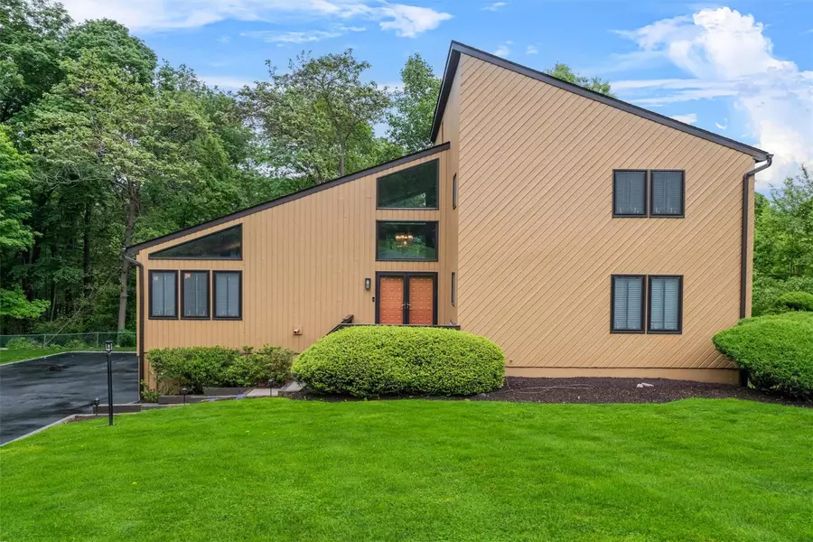 30 Apple Hill DR, Cortlandt Manor, NY 10567