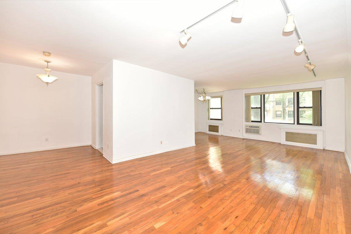 Mineola, NY 11501,4 Birchwood CT #2K