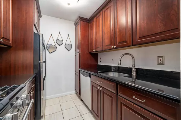 Mineola, NY 11501,100 Lincoln Avenue #4B