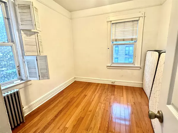 Elmhurst, NY 11373,51-48 Simonson Street