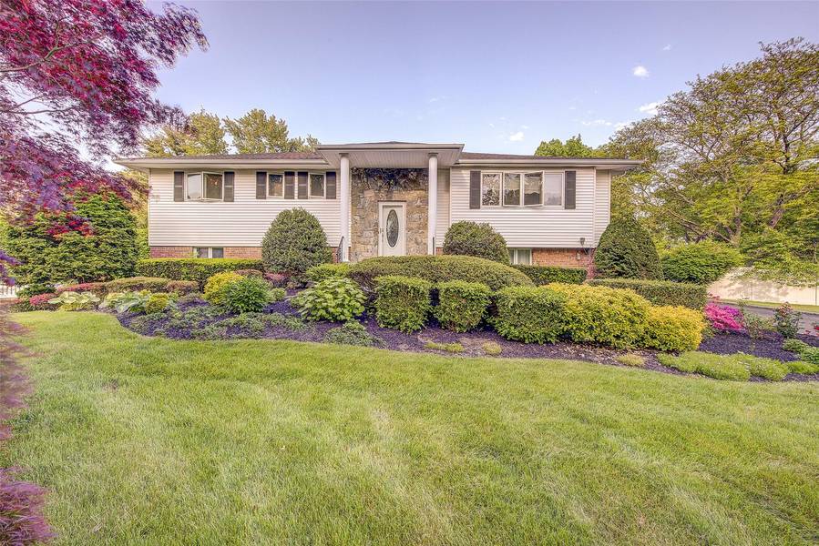 6 Shaker CT, East Northport, NY 11731