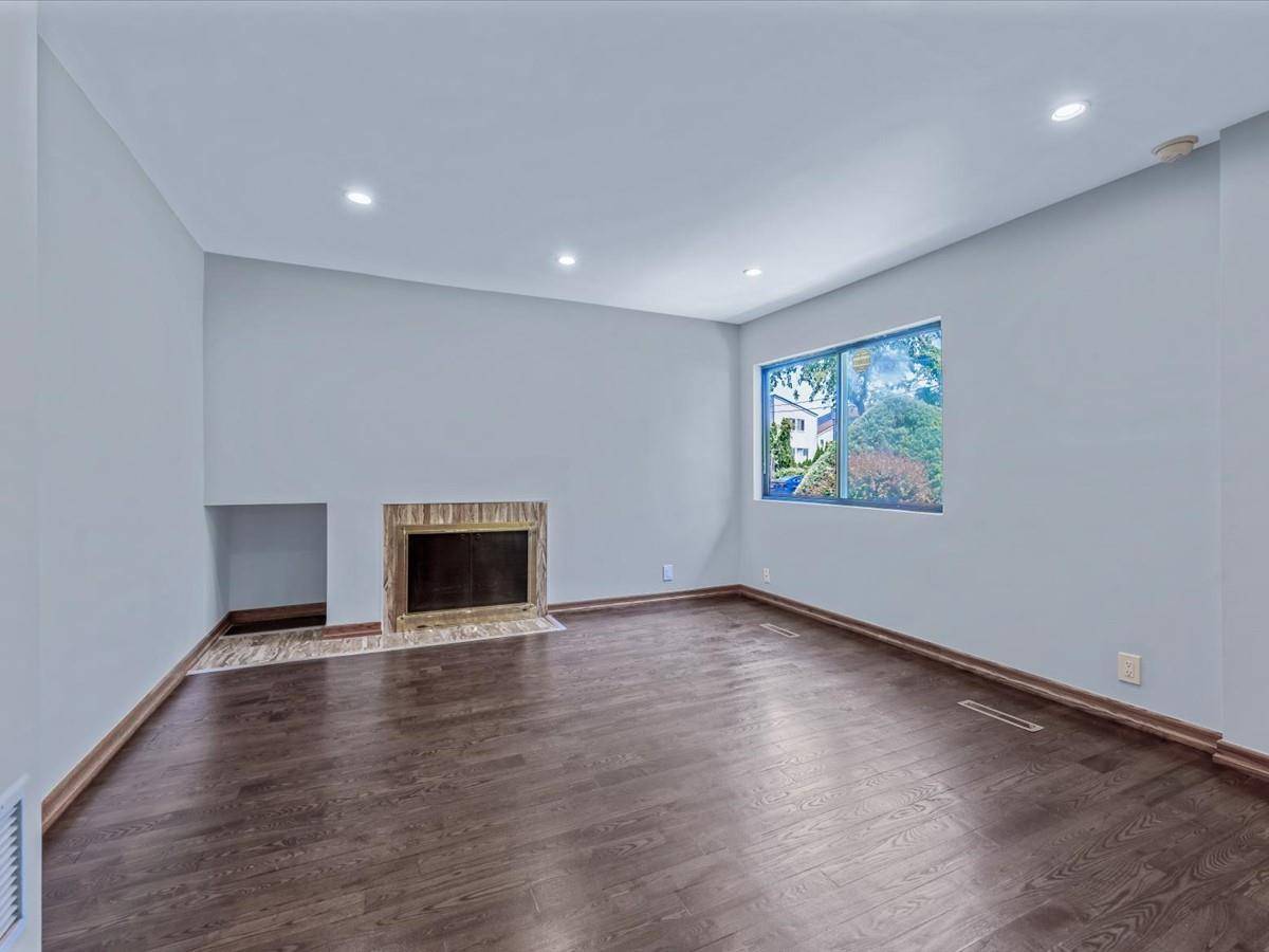 Great Neck, NY 11023,10 Wooleys LN #1F