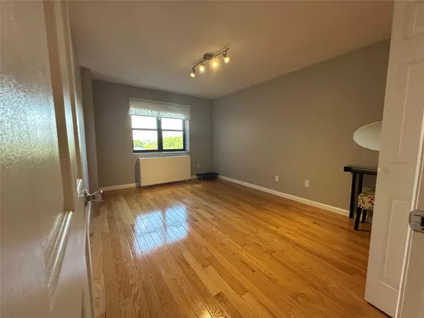 Rego Park, NY 11374,87-30 62nd AVE #5-E