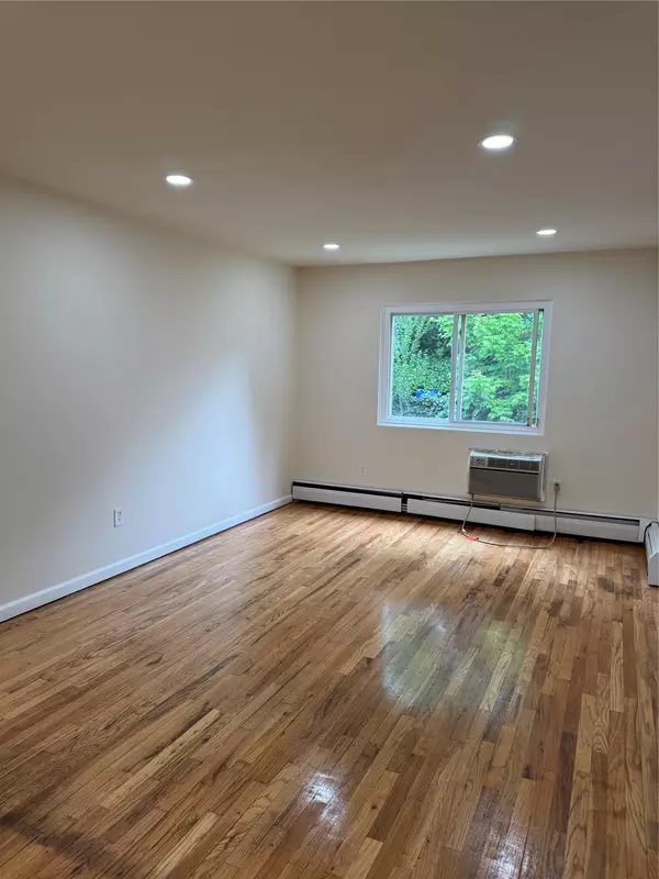 Yonkers, NY 10701,119 Glenwood AVE #2E