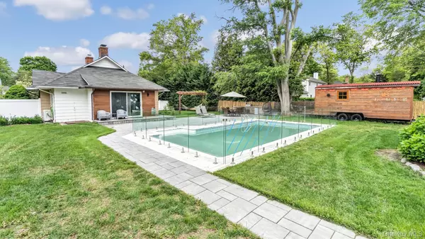 Riverhead, NY 11901,143 Hallock ST