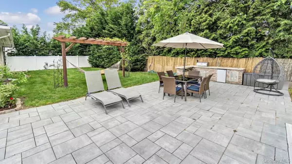 Riverhead, NY 11901,143 Hallock ST