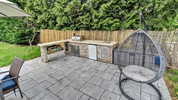 Riverhead, NY 11901,143 Hallock ST