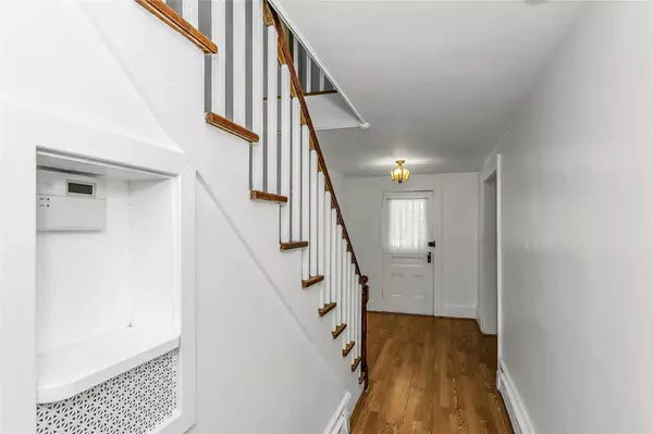Glen Cove, NY 11542,21 Elm AVE