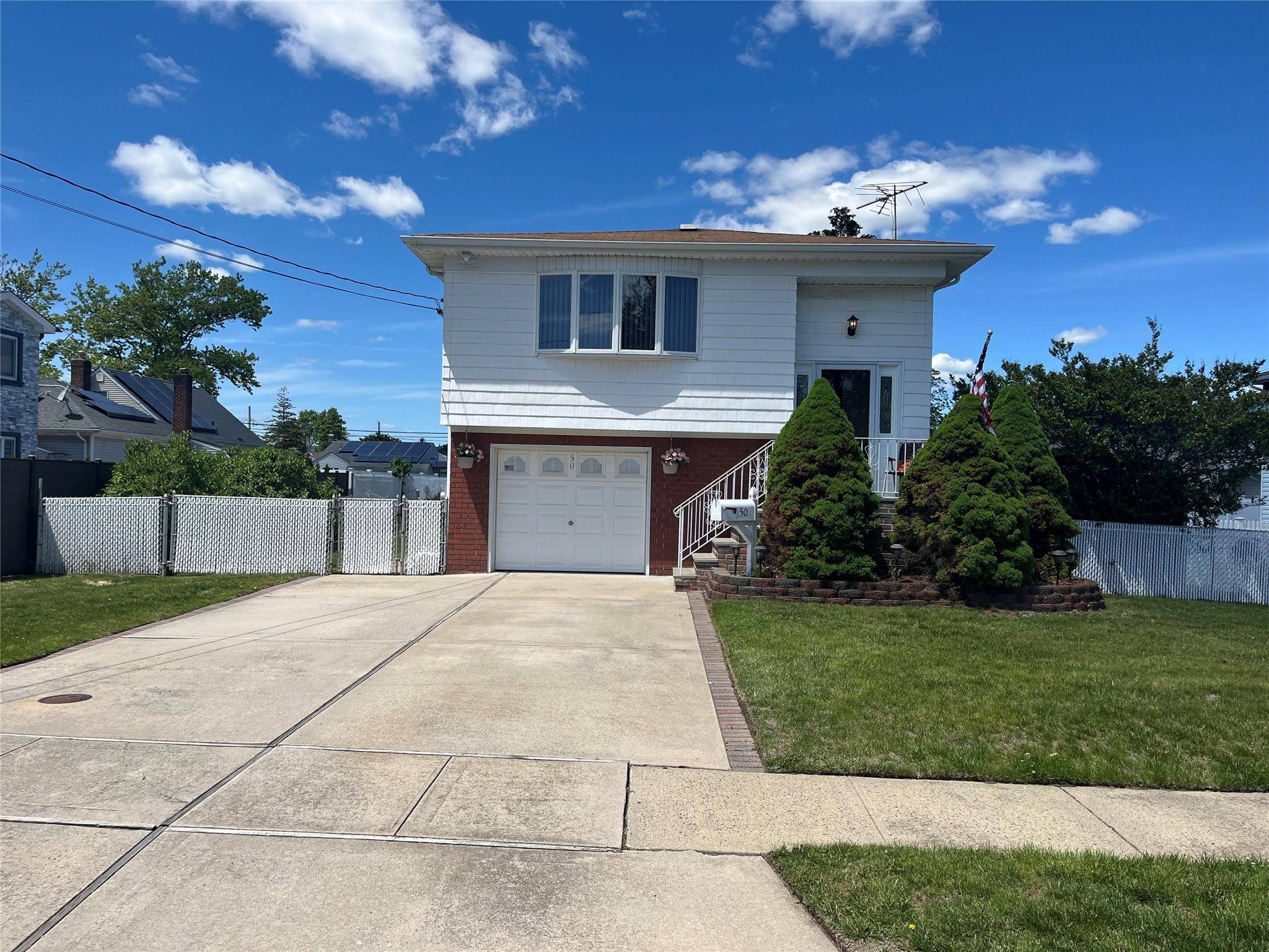 50 West Hampton RD, Lindenhurst, NY 11747