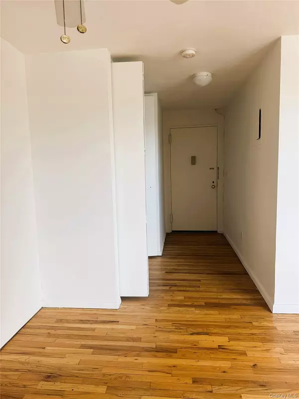 Port Chester, NY 10573,377 Westchester AVE #5N