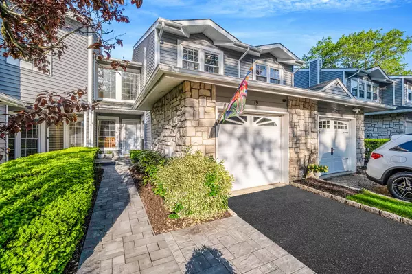 Holbrook, NY 11741,19 Hampshire CT