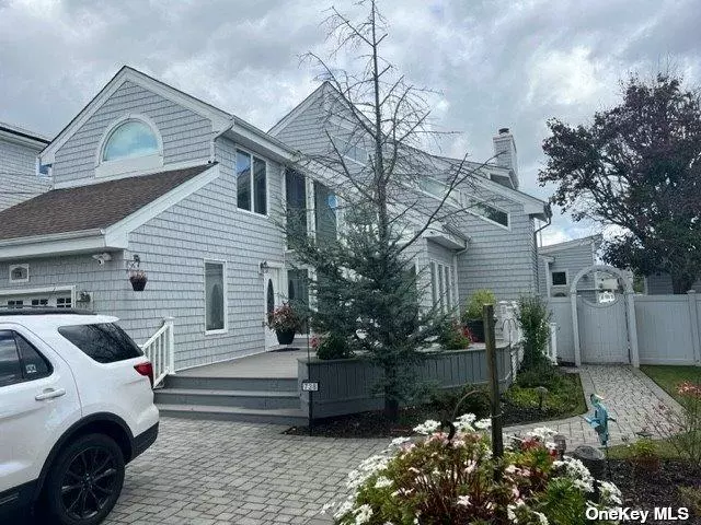 738 Shore WALK, Lindenhurst, NY 11757