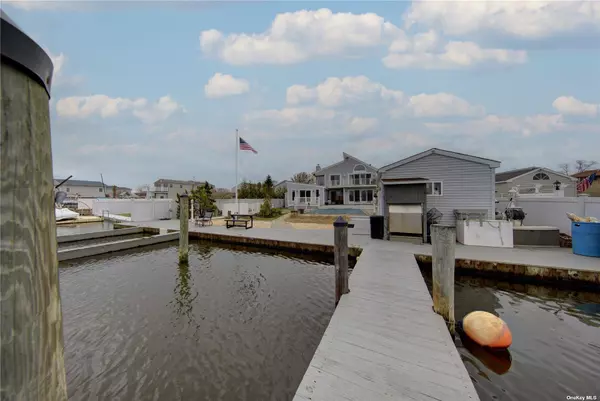 Lindenhurst, NY 11757,738 Shore WALK