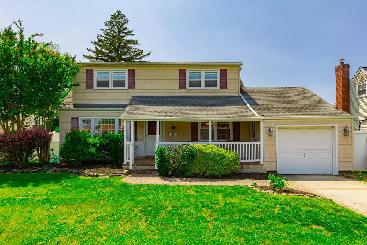 North Babylon, NY 11703,30 Jean DR