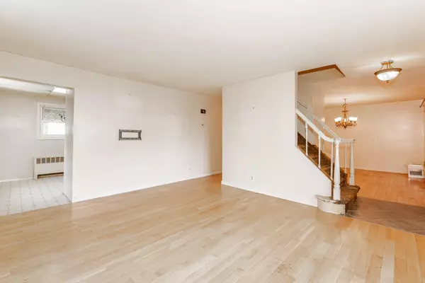 North Babylon, NY 11703,30 Jean DR