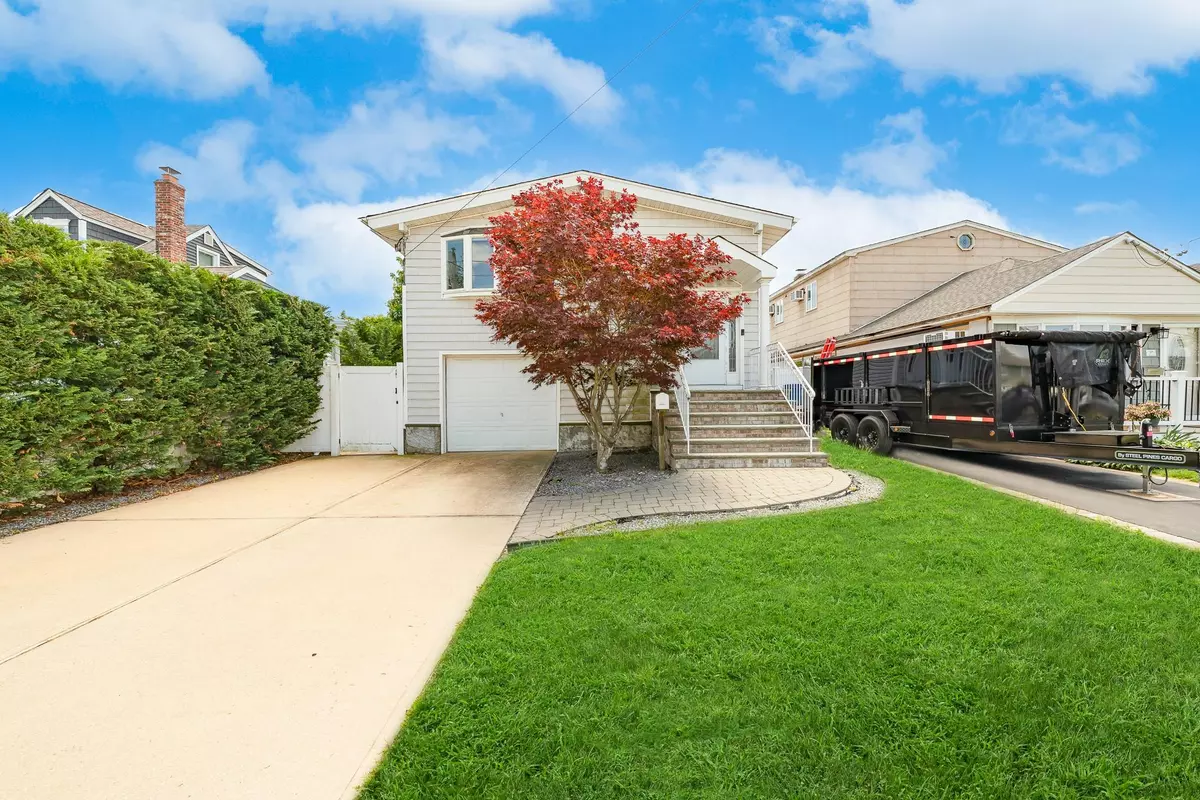 Lindenhurst, NY 11757,15 W. Granada AVE