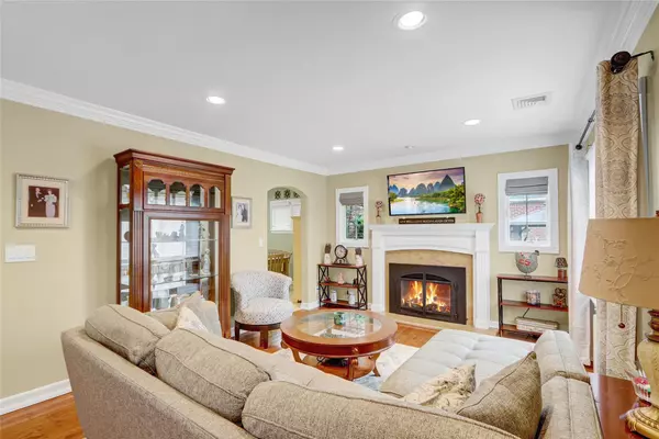 Farmingdale, NY 11735,17 Cedar DR