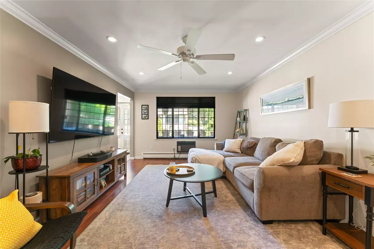 Pleasantville, NY 10570,16 Foxwood DR #6