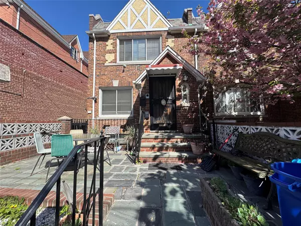 5307 65th PL, Maspeth, NY 11378