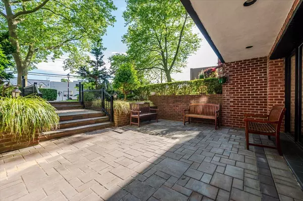 East Rockaway, NY 11518,16 Main ST #3Y