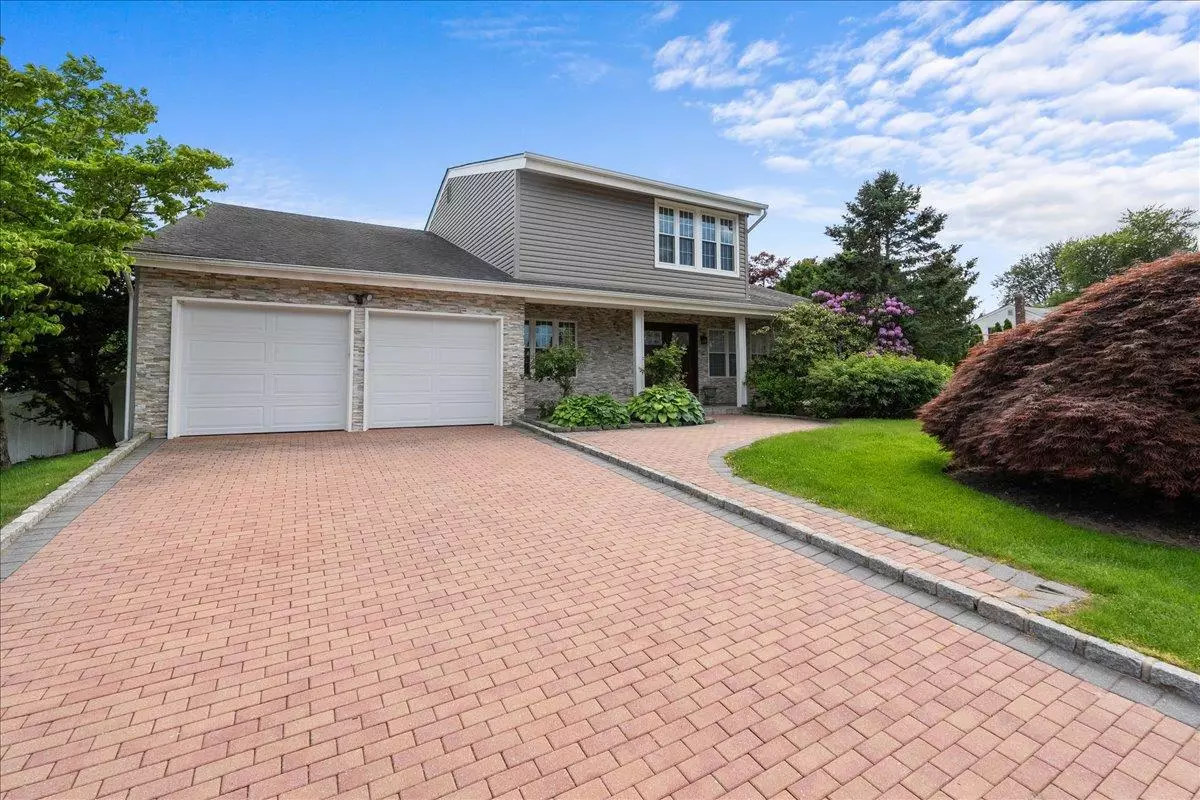 Glen Cove, NY 11542,18 Stirrup LN